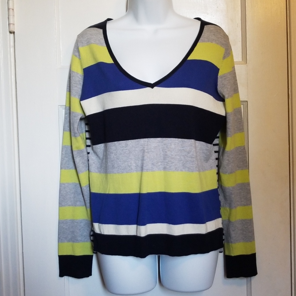 Sz M V-neck cardigan sweater